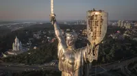 Patung Ibu Pertiwi Ukraina yang menjulang tinggi di Kyiv - salah satu landmark paling dikenal - kehilangan simbol palu aritnya pada Minggu. (AP Photo/Efrem Lukatsky)