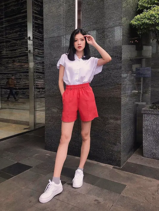 Punya paras yang menawan, istri Nicolas Gunawan ini selalu tampil memesona. Selai itu, ia juga pandai memadukan busana kesehariannya. Saat sedang hangout, Danita Vinarosa tampil dengan blouse dan celana pendek.(Liputan6.com/IG/@danitasigarlaki)