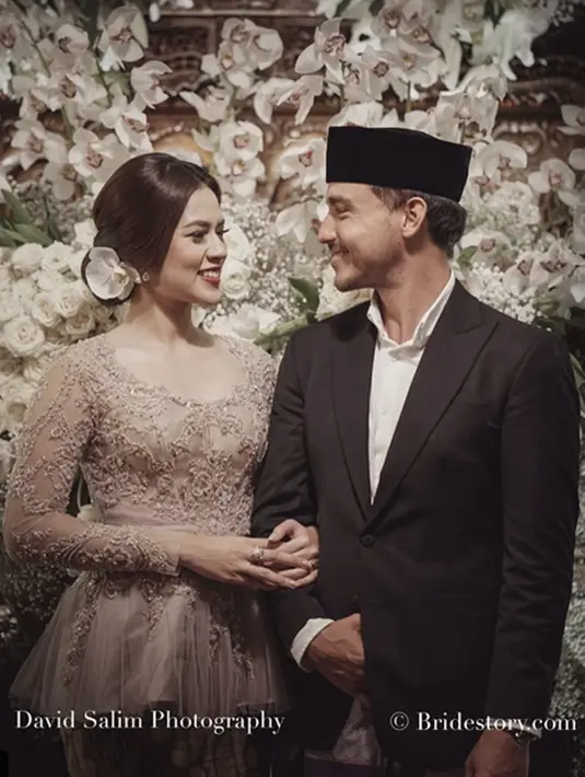 Raisa begitu cantik dengan balutan kebayanya dengan rambut yang disanggul. Sedangkan Hamish tampak gagah dan tampan memakai setelan jas hitam serta memakai peci di kepalanya. (Instagram/thebridestory)