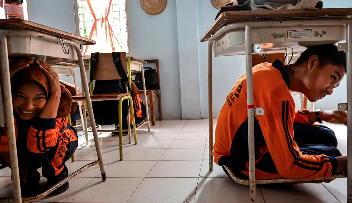 Latihan ini sebagai bagian dari program pendidikan bencana. (CHAIDEER MAHYUDDIN/AFP)