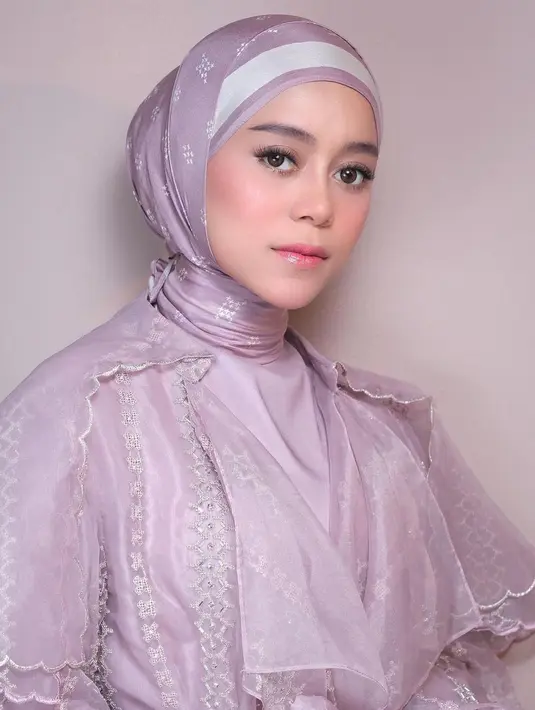Tak kalah menawan, Lesti Kejora yang tampil dalam balutan dress dan hijab warna ungu. [@doleytobing].
