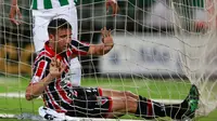 Ekspresi Jonathan Calleri saat memperkuat Sao Paulo kontra Atletico Nacional pada ajang Copa Libertadores 2016, di Stadion Atanasio Girardot (13/7/2016). Calleri masuk dalam bidikan Barcelona.  (Reuters/John Vizcaino)