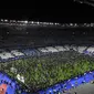 Ribuan Penonton berhamburan di lapangan stadion Stade de France saat menyaksikan pertandingan persahabatan antara Prancis melawan Jerman di Saint-Denis, Paris, (13/11). Serangan bom terjadi di dekat stadion Stade de France Prancis. (AFP PHOTO/FRANCK FIFE)