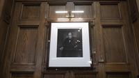 Potret Winston Churchill tahun 1941 karya Yousuf Karsh, yang pernah dihadiahkan ke Hotel Fairmont Chateau Laurier, kembali dipamerkan setelah sempat dicuri dan dikembalikan. Foto diambil pada Jumat, 15 November 2024, di Ottawa, Ontario.&nbsp; (Dok.&nbsp;Adrian Wyld/The Canadian Press via AP)