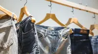 Ternyata, para pakar memiliki trik tersendiri untuk mencuci celana jeans. Penasaran bagaimana? (Foto: Unsplash)