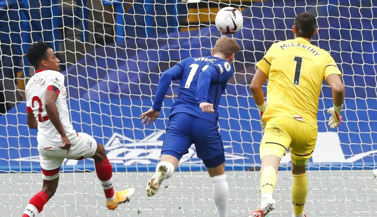 Pemain Chelsea Timo Werner (tengah) mencetak gol ke gawang Southampton pada pertandingan Liga Premier Inggris di Stamford Bridge, London, Inggris, Sabtu (17/10/2020). Pertandingan berakhir dengan skor 3-3. (Matthew Childs/Pool via AP)