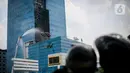 Petugas melakukan pendinginan papan iklan digital usai terbakar di Gedung K Link di Jalan Gatot Subroto, Jakarta, Sabtu (15/7/2023). (Liputan6.com/Faizal Fanani)