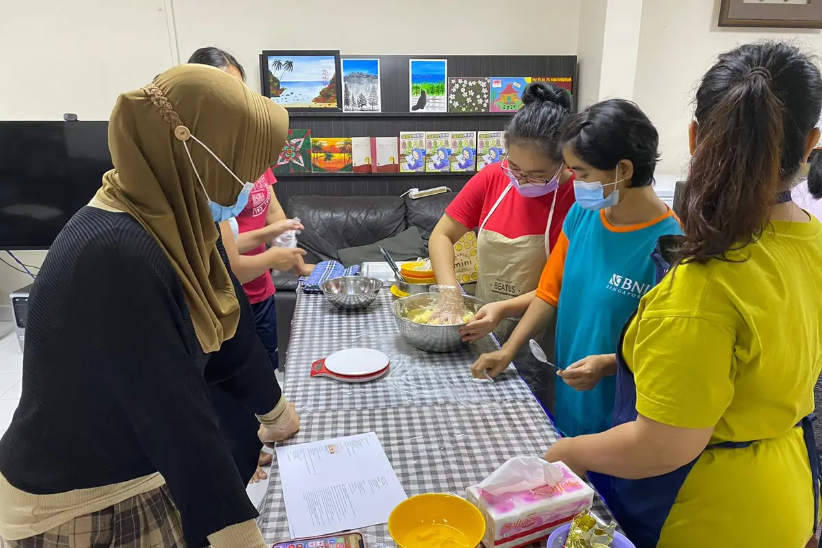Perwakilan Indonesia di Singapura membekali ilmu untuk PMI membuat kue kering lebaran.