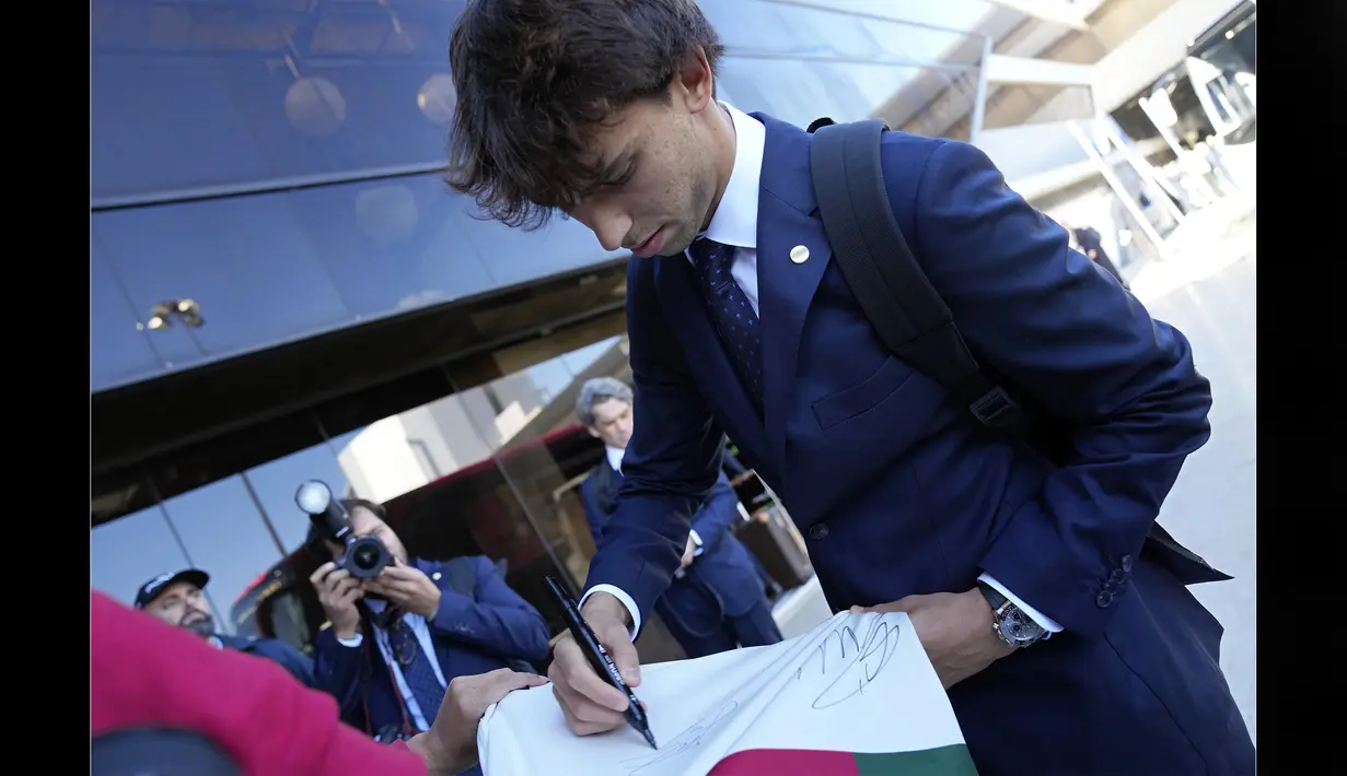 Lantas ada juga pemain Atletico Madrid, Joao Felix yang membubuhkan tanda tangan pada jersey Timnas Portugal yang dibawanya. (AP Photo/Armando Franca)