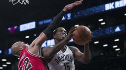Brooklyn Nets guard Isaiah Whitehead #15 mencoba memasukan bola melewati hadangan pemain   Chicago Bulls, Taj Gibson #22 pada laga NBA basketball game, (31/10/2016) Bulls menang 118-88. (AP/Mary Altaffer)