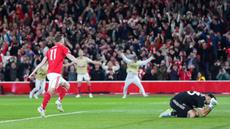 Pemain Nottingham Forest, Chris Wood, merayakan gol ke gawang Aston Villa dalam pertandingan leg pertama semifinal Liga Europa 2025/26 di The City Ground, Nottingham pada Jumat dini hari WIB. (David Davies/PA via AP)