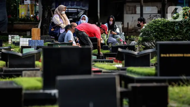 Ziarah Kubur Jelang Ramadhan di TPU Tanah Kusir