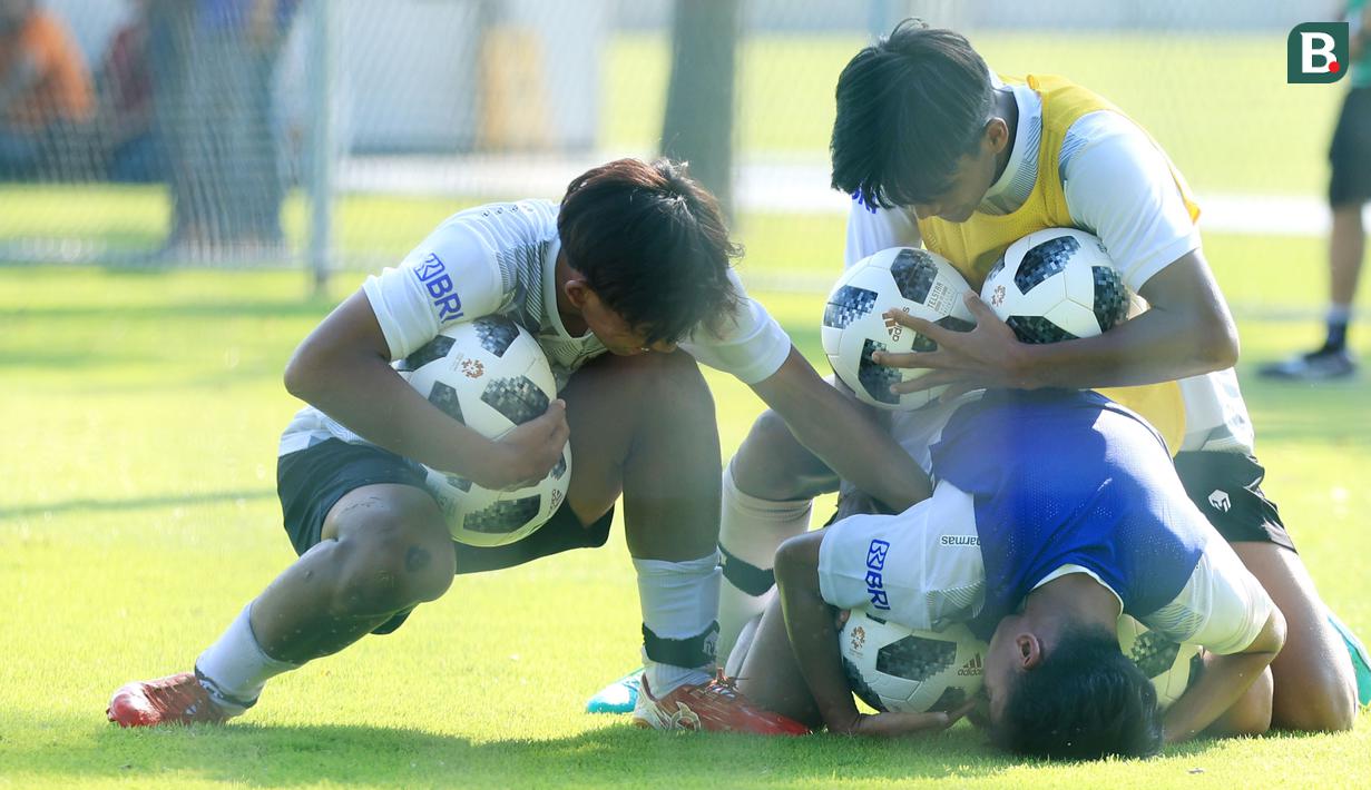 Tiga orang pemain berebut bola saat sesi latihan di Lapangan A Senayan, Jakarta, Kamis (20/7/2023). Sebanyak 34 pemain mengikuti seleksi skuad Piala Dunia U-17 2023 di Indonesia. (Bola.com/M Iqbal Ichsan)