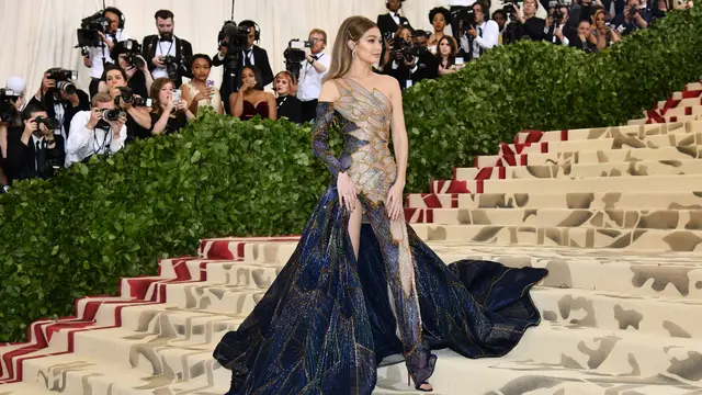 Adu Cantik Gigi dan Bella Hadid di Met Gala 2018