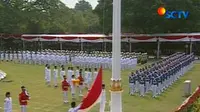 Detik-detik pengibaran Bendera Merah Putih dalam perayaan HUT RI ke-64 di Istana Merdeka, Jakarta.