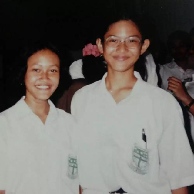 6 Potret Lawas Masa Sekolah Dian Sastrowardoyo, Parasnya Curi Perhatian