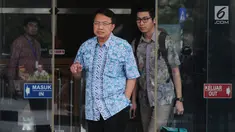 Dirut PT PJB, Iwan Agung Firstantara berjalan keluar usai menjalani pemeriksaan oleh penyidik di gedung KPK, Jakarta, Jumat (12/10). Iwan Agung Firstantara diperiksa sebagai saksi untuk tersangka mantan Mensos Idrus Marham. (Merdeka.com/Dwi Narwoko)