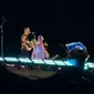 Konser Coldplay di Athena, Yunani, diganggu pendukung Israel yang nekat naik ke atas panggung. (dok. tangkapan layar video TikTok @fortinorita/https://www.tiktok.com/@fortinorita/video/7378970425449123115)