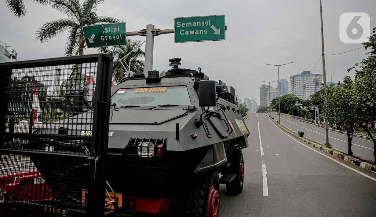 Kendaraan taktis lapis baja Barracuda disiagakan untuk menjaga keamanan di sekitar Gedung DPR/MPR RI, Jakarta, Jumat (14/8/2020). Pengamanan ekstra itu untuk mengantisipasi rencana unjuk rasa menolak RUU Cipta Kerja yang bertepatan dengan Sidang Tahunan di Gedung DPR. (Liputan6.com/Faizal Fanani)