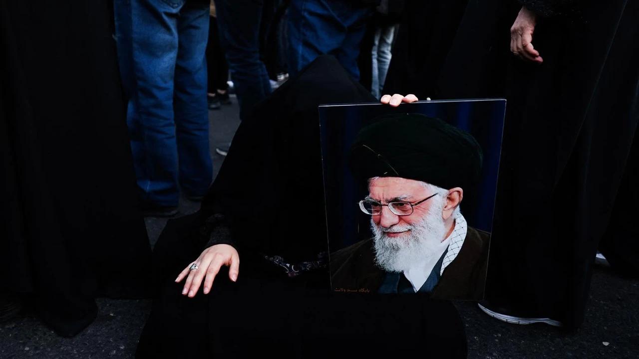 FOTO: Iran Berduka Usai Kematian Ayatollah Ali Khamenei