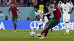 Penyerang Portugal Cristiano Ronaldo mencetak gol dari titik penalti ke gawang Ghana pada duel grup H Piala Dunia 2022 di stadion 974, Kamis (24/11/2022). Torehan itu membuat Ronaldo mencatatkan rekor fantastis di Piala Dunia.  (AP Photo/Manu Fernandez)