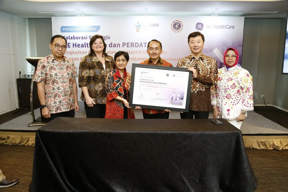 Prosesi Penandatangan Kerja Sama GE HealthCare dan PERDATIN. Penandatangan ini dilakukan oleh Presiden Direktur PT GE Operations Indonesia, Putty Kartika dan Ketua Umum PP PERDATIN, Irjen Pol dr Asep Hendradiana Sp.An., KIC., M.Kes