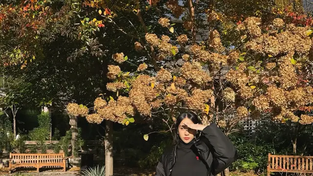 Gaya All-Black Anya Geraldine Liburan Musim Dingin di New York, Curi Atensi Pakai Tas Tupai Rp41 Juta-an