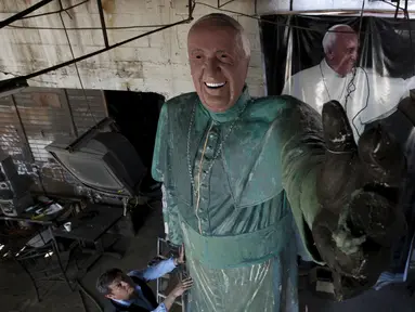  Patung Paus Francis yang telah selesai dibuat oleh Pematung Pedro Francisco Rodriguez di Ciudad Juarez , Meksiko , (20/4). Patung Paus Francis ini berukuran 5 meter. (REUTERS / Jose Luis Gonzalez)