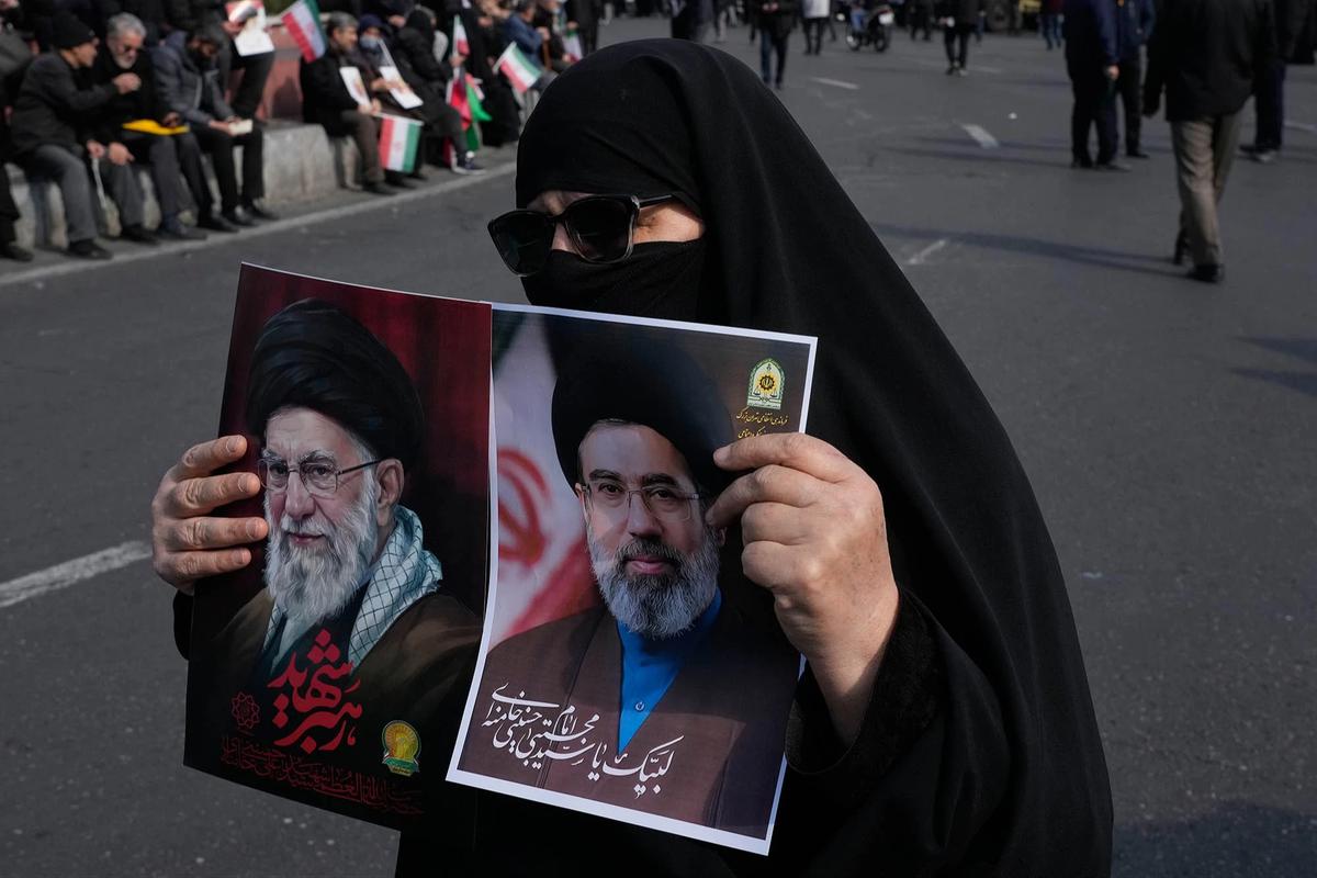 FOTO: Ribuan Warga Iran Turun ke Jalan Dukung Mojtaba Khamenei