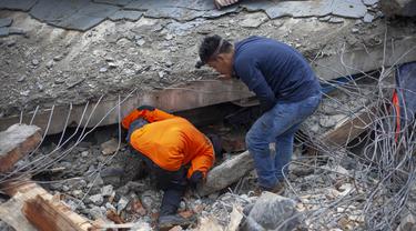 Proses Pencarian Korban Gempa Mamuju di Reruntuhan