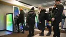 Orang-orang mengantre untuk menarik uang dari ATM di Sberbank di St. Petersburg, Rusia, 25 Februari 2022. Warga Rusia berbondong-bondong ke bank dan ATM tak lama setelah Rusia melancarkan serangan ke Ukraina dan Barat mengumumkan sanksi yang melumpuhkan ekonomi. (AP Photo/Dmitri Lovetsky)