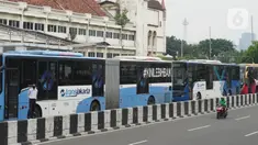 Bus Transjakarta antre saat melintasi Shelter Harmoni, Jakarta, Kamis (5/11/2020). PT Transportasi Jakarta (Transjakarta) menargetkan di tahun 2030 seluruh armada merupakan bus listrik. Diharapkan total bus listrik mencapai 12.120 unit diakhir tahun 2030. (Liputan6.com/Immanuel Antonius)