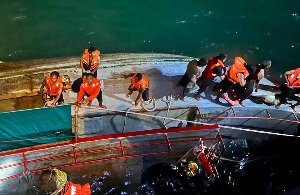 FOTO: Momen Dramatis KRI Banjarmasin Selamatkan ABK di Tengah Cuaca Buruk