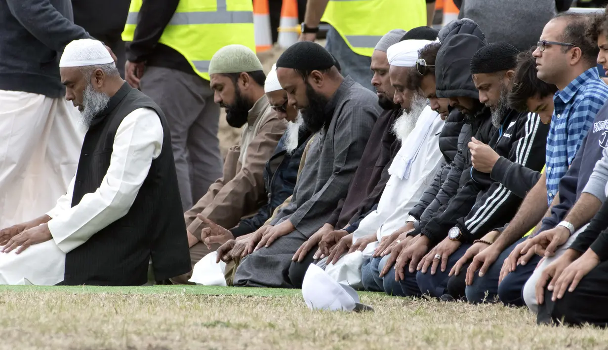 Sejumlah pelayat berdoa saat menghadiri pemakaman Daoud Nabi di Memorial Park Cemetery, Christchurch, Selandia Baru, Kamis (21/3). Daoud Nabi menjadi satu dari 50 korban dalam serangan kembar masjid di Christchurch pada pekan lalu. (Marty MELVILLE/AFP)