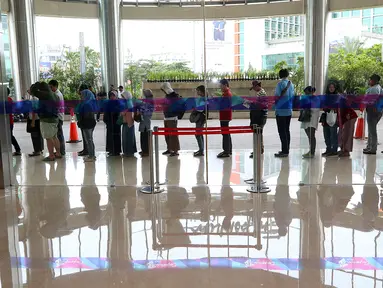 Ratusan calon pembeli rela antre di depan Emporium Pluit Mall, Jakarta. Minggu (21/1). Mereka antre sejak mal belum dibuka untuk mendapatkan penawaran produk Xiaomi. (Liputan6.com/Fery Pradolo)