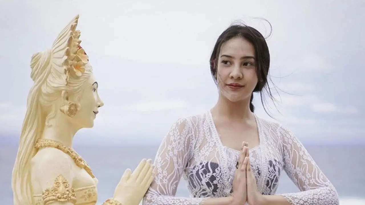 7 Potret Liburan Anya Geraldine di Bali, Penampilannya saat Berkebaya Curi Perhatian