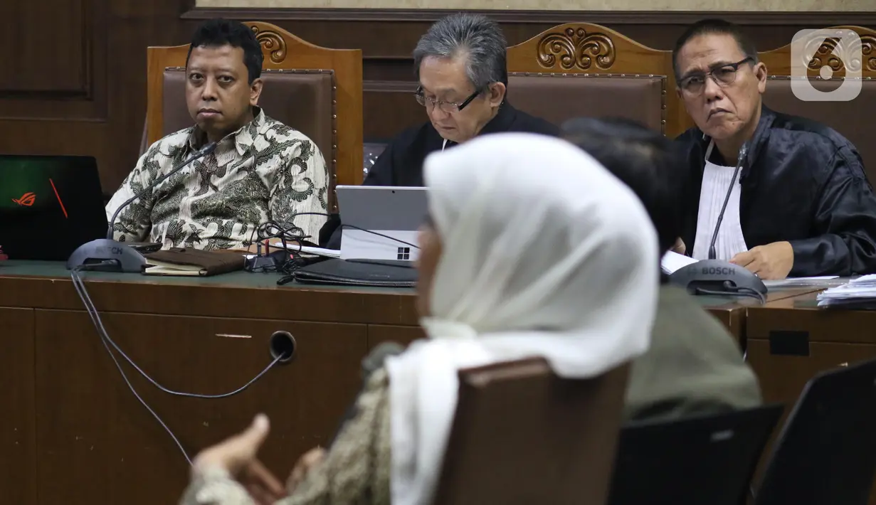 Terdakwa suap jual-beli jabatan di lingkungan Kemenag, M Romahurmuziy (kiri) menyimak keterangan Gubernur Jawa Timur, Khofifah Indar Parawansa pada sidang lanjutan di Pengadilan Tipikor Jakarta, Rabu (11/12/2019). Sidang mendengar keterangan empat saksi. (Liputan6.com/Helmi Fithriansyah)