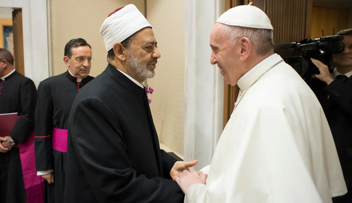 Pemimpin umat Katolik dunia, Paus Fransiskus bertemu dengan Imam Besar Masjid Al-Azhar, Ahmed al-Tayeb di Vatikan, Selasa (7/11). Keduanya melakukan pertemuan secara pribadi dan tertutup di kantor Paus Fransiskus. (L'Osservatore Romano/Pool via AP)