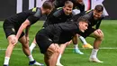 Penyerang Republik Ceko, Patrik Schick (depan) melakukan pemanasan bersama rekan-rekannya saat mengikuti sesi latihan di Stadion Wembley di London (21/6/2021). Ceko akan bertanding melawan Inggris pada grup D Euro 2020 di Stadion Wembley. (AFP/Pool/Neil Hall)