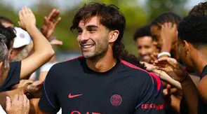 Ferran Torres saat sesi latihan perdana setelah resmi jadi pemain Paris Saint-Germain (PSG). (Dok X @PSG_inside)