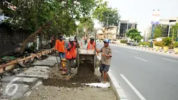 Suasana pengerjaan trotoar di jalan Suryopranoto, Jakarta, Selasa (2/8). Pemprov DKI telah menyiapkan anggaran sebesar Rp250 miliar untuk pembangunan trotoar. (Liputan6.com/Gempur M Surya)