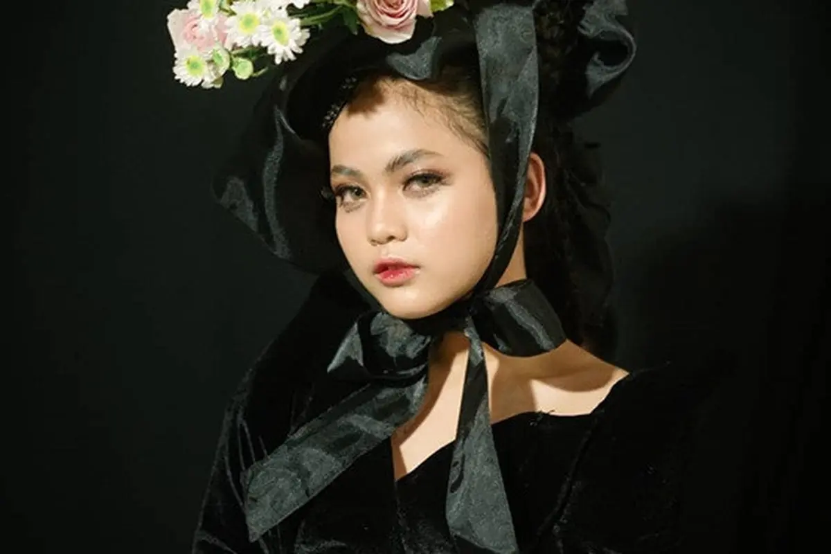 6 Gaya Putri DA 4 dalam Pemotretan Woman In Black, Memesona