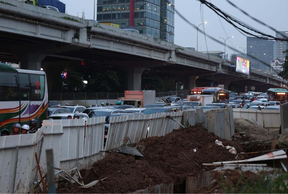 FOTO: Macet Horor di TB Simatupang, Gubernur DKI Ultimatum Proyek Galian Rampung Oktober