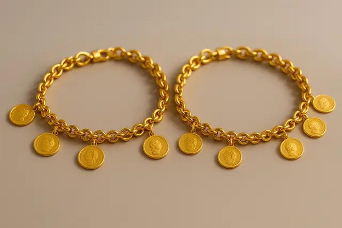 8 Model Gelang Emas 22 dan 24 Karat Terbaru Kekinian, Stylish dan Berkelas di 2025