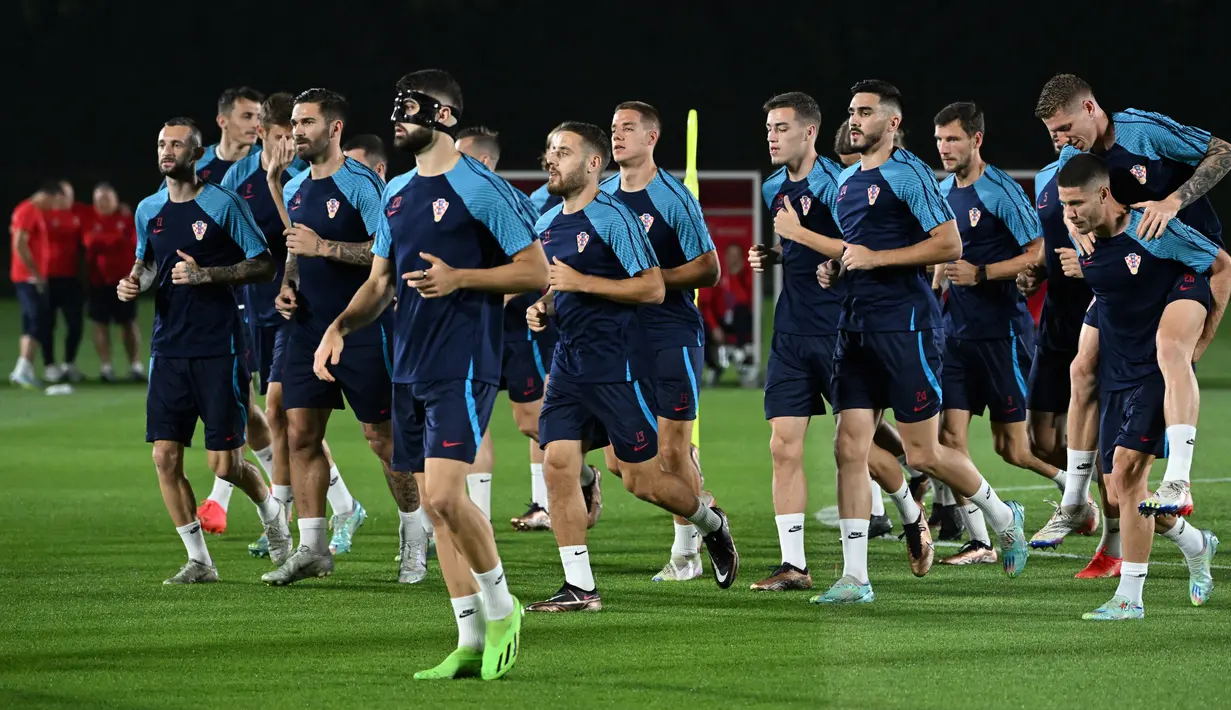 Para pemain Kroasia mengikuti sesi latihan di tempat latihan Al Erssal, Doha, Qatar, Rabu (30/11/2022). Sebelumnya Kroasia berhasil mengalahkan Kanada dengan skor 4-1. (OZAN KOSE/AFP)