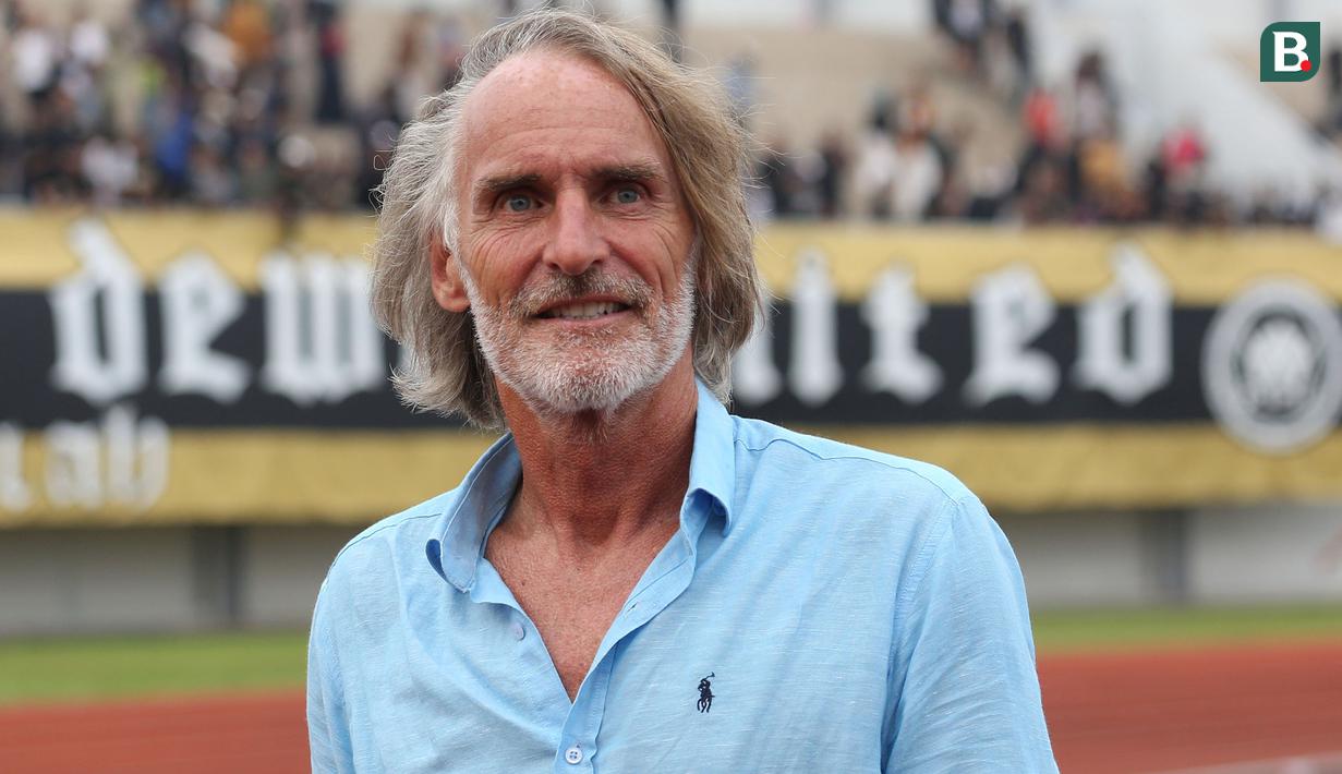 <p>Pelatih kepala Dewa United, Jan Olde Riekerink setelah laga pekan pertama BRI Liga 1 2023/2024 antara Dewa United melawan Arema FC di Stadion Indomilk, Tangerang, Minggu (02/07/2023). (Bola.com/Bagaskara Lazuardi)</p>
