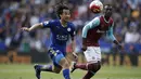 Gelandang Leicester, Shinji Okazaki, berebut bola dengan gelandang West Ham, Cheikhou Kouyate, pada laga Liga Premier Inggris di Stadion King Power, Leicester, Minggu (17/4/2016). Pada laga ini The Foxes sempat unggul 1-0. (AFP/Adrian Dennis)