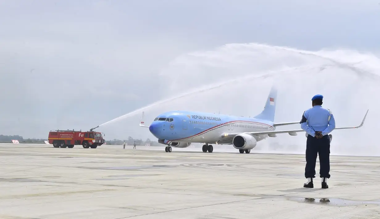 Pesawat Kepresidenan membawa Presiden Joko Widodo (Jokowi) dan rombongan mendarat perdana di Bandara Internasional Jawa Barat Kertajati, Majalengka, Kamis (24/5).  Saat mendarat di bandara, pesawat itu disiram oleh water canon. (Liputan6.com/Pool/Setpres)