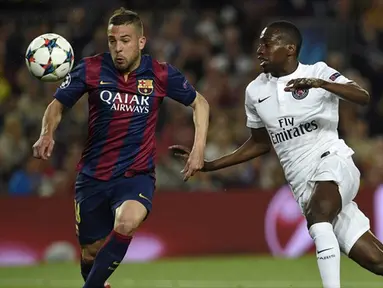 Bek Barca Jordi Alba (kiri) berebut bola dengan gelandang PSG, Blaise Matuidi (kanan) saat awal laga. Sumber: UEFA.