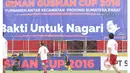Aksi pemain legenda Padang Allstars melawan Indonesia Allstars turnamen Irman Gusman Cup 2016 U-17 dan U-19 di Stadion Agus Salim, Padang, Minggu (13/3/2016). (Bola.com/Nicklas Hanoatubun)